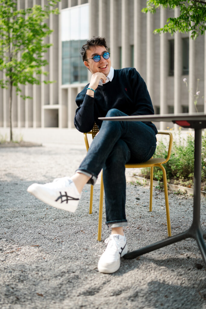 Portrait homme souriant en terrasse urbaine — séance photo lifestyle Greg Raw
