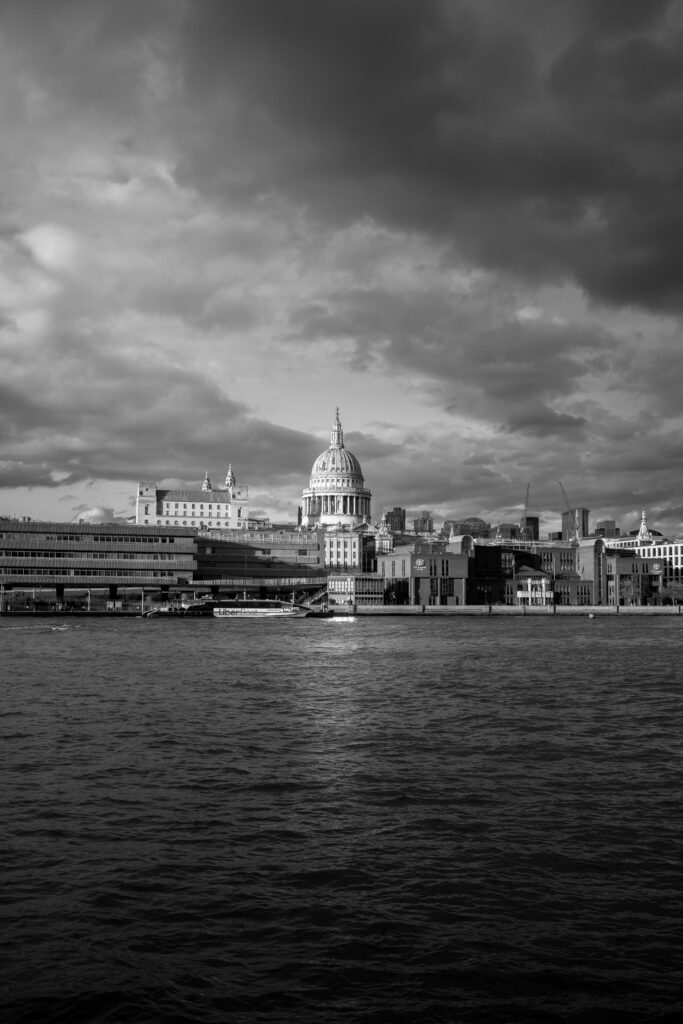 Cathédrale St Paul's depuis la Tamise en noir et blanc — street photography Greg Raw Londres
